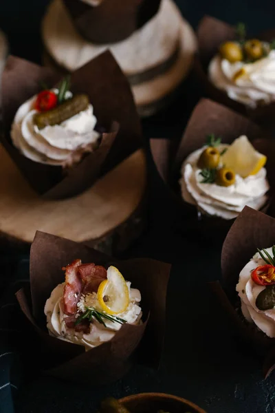 Mini Bolos Salgados Com Creme Pepinos Azeitonas — Fotografia de Stock