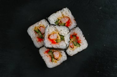 geleneksel Japon suşi rulo 