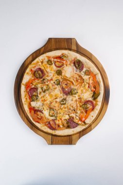 İştah açıcı İtalyan pizza ahşap tahta üzerinde