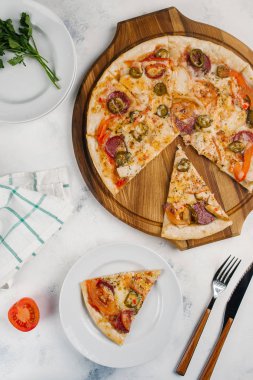 İtalyan pizza beyaz masa üzerinde