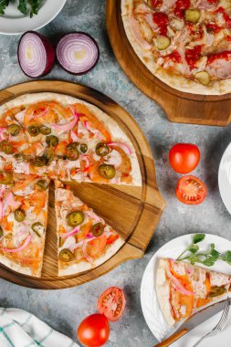 İtalyan pizza beyaz masa üzerinde