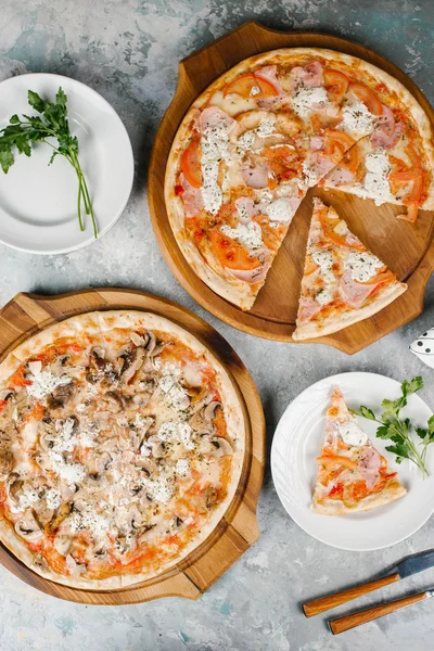 Dos Apetitosas Pizza Italiana Tablas Madera —  Fotos de Stock