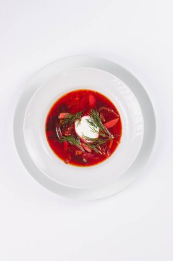 Çorba beyaz bir tabak içinde hizmet