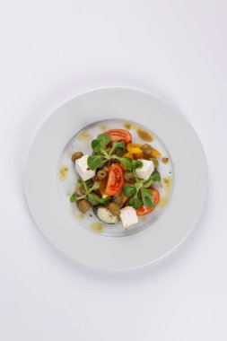 Beyaz plaka salata beyaz arka planda izole