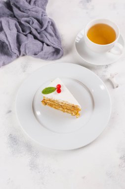 Beyaz tabakta parça tatlı ev yapımı kek