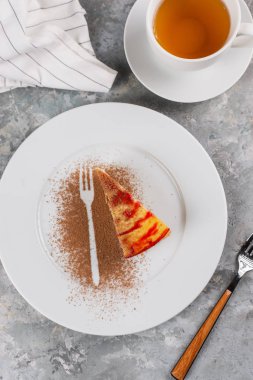 Beyaz tabakta tatlı ev yapımı kek parçası