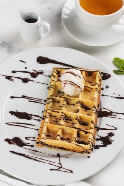 İştah açıcı Belçika waffle çikolata syrop ve top dondurma ile