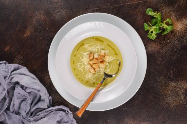 Beyaz tabak içinde taze çorba