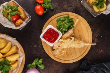 Sos ile ahşap tahta üzerinde servis çubukları kızarmış atıştırmalıklar