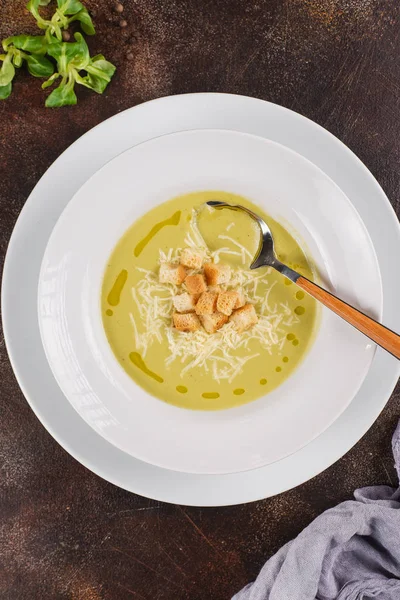 Beyaz tabak içinde taze çorba