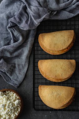 Koyu arka planda kızarmış atıştırmalıklar