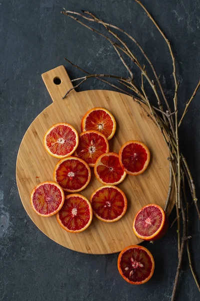Rote Orangenscheiben Auf Holzbrett Auf Dunklem Hintergrund — Stockfoto
