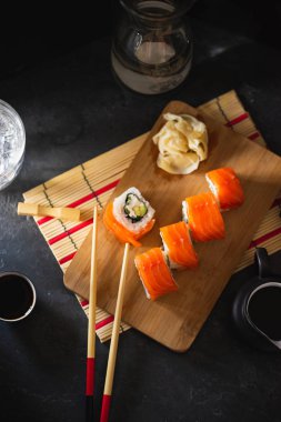 geleneksel Japon suşi rulo 