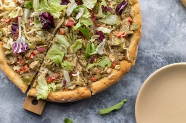 ahşap tahta üzerinde sebze ev yapımı pizza