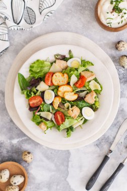 Taze sebze ve tavuktan yapılmış sağlıklı Sezar salatası.