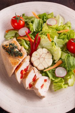 Bahar salatası taze sebze yaptı 