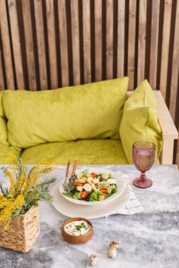 Taze sebze ve tavuktan yapılmış sağlıklı Sezar salatası.