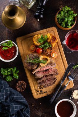 ahşap tahta üzerinde sebze taze ızgara biftek
