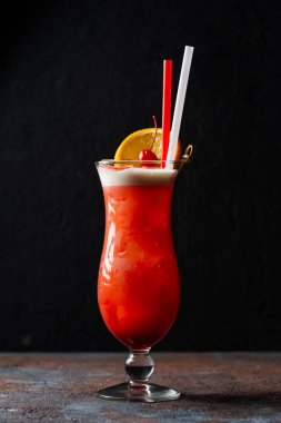koyu arka plan üzerinde taze kokteyl