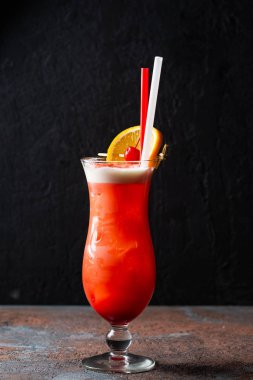 koyu arka plan üzerinde taze kokteyl