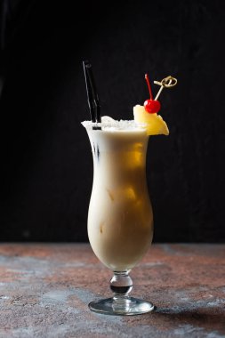 koyu arka plan üzerinde taze kokteyl