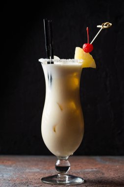 koyu arka plan üzerinde taze kokteyl