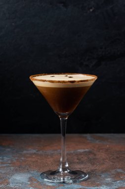 koyu arka plan üzerinde taze kokteyl