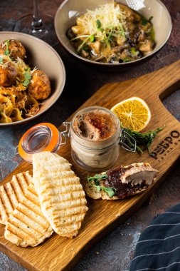 ekmek ve limon ile bir kavanoz içinde kaz ciğeri