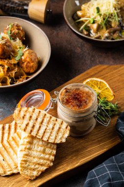 ekmek ve limon ile bir kavanoz içinde kaz ciğeri