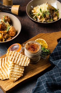 ekmek ve limon ile bir kavanoz içinde kaz ciğeri