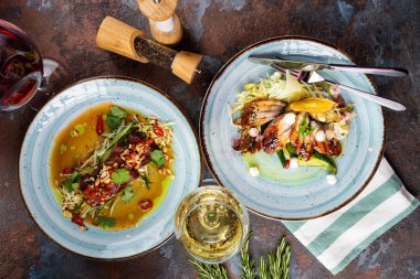 Balık ve sebze salatası