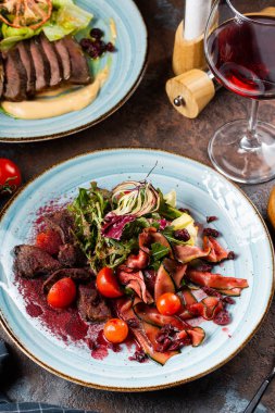 Sığır eti, patlıcan, kiraz domates ve otlar ile salata