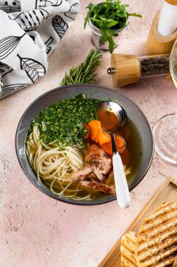 Spagetti ve otlar ile tavuk çorbası