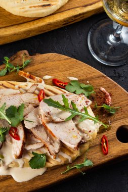 Dilimlenmiş et, otlar ve sos ile snack