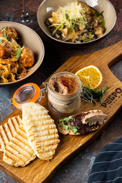 ekmek ve limon ile bir kavanoz içinde kaz ciğeri