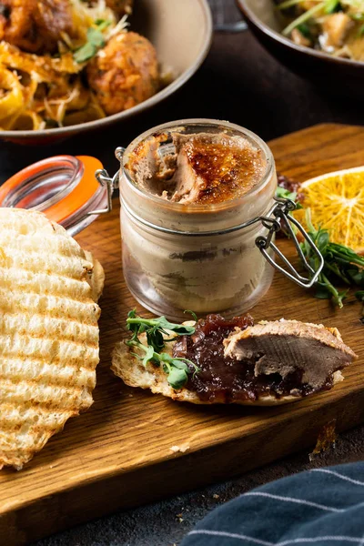 ekmek ve limon ile bir kavanoz içinde kaz ciğeri