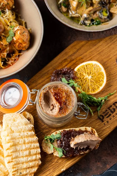 ekmek ve limon ile bir kavanoz içinde kaz ciğeri