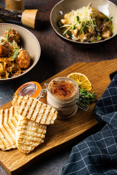 ekmek ve limon ile bir kavanoz içinde kaz ciğeri