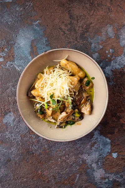 Koyu arka planda lezzetli restoran çanak