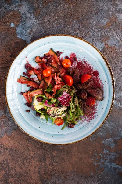 Sığır eti, patlıcan, kiraz domates ve otlar ile salata