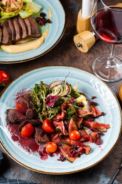 Sığır eti, patlıcan, kiraz domates ve otlar ile salata