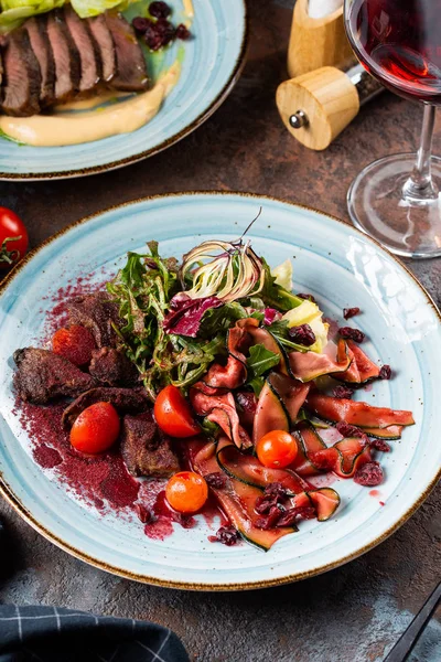 Sığır eti, patlıcan, kiraz domates ve otlar ile salata