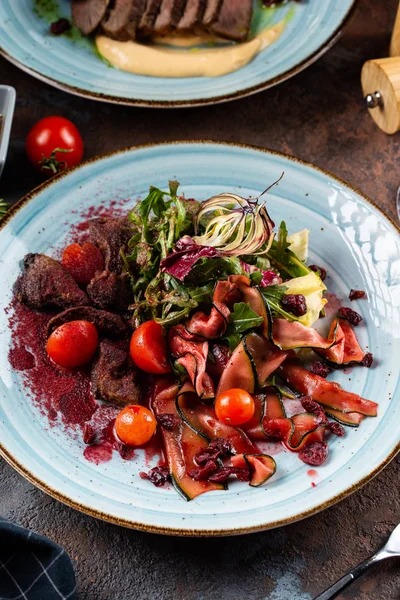 Sığır eti, patlıcan, kiraz domates ve otlar ile salata