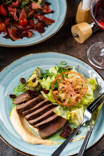 Salad Beef Green Leaves Dried Tomatoes Cranberries — Stock Photo, Image