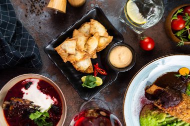 Sos ve limon dilim ile balık kızarmış atıştırmalıklar