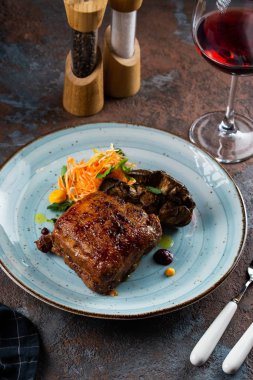 gebraden vlees met salade