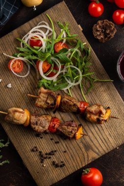 Sebze salatası ile ahşap tahta üzerinde ızgara et şişler