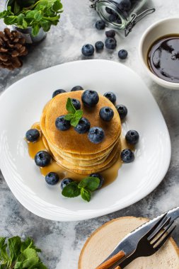 Taze yaban mersini, akçaağaç şurubu ve nane plaka yığılmış ile ev yapımı krep