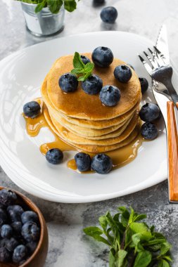 Taze yaban mersini, akçaağaç şurubu ve nane plaka yığılmış ile ev yapımı krep