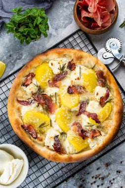 Gri mermer masa üzerinde jambon ve limon ile pişmiş pizza